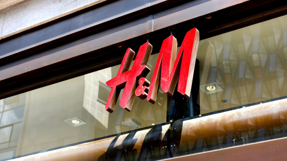 H&M-Schild an Fassade