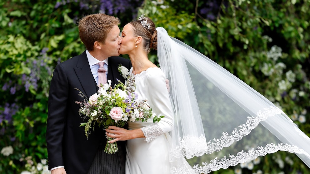 Sicherlich wird die Herzogin von Westminster ihren Brautstrauß nach der Hochzeit geworfen haben. Ob noch andere Hochzeitsbräuche dabei waren?