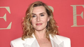 Kate Winslet im weißen Blazer auf dem roten Teppich. Sie lächelt und ich frage mich, gibt es irgendjemanden auf der Welt, der sie überhaupt nicht mag? Ich kann es mir nicht vorstellen.