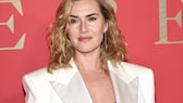 Kate Winslet im weißen Blazer auf dem roten Teppich. Sie lächelt und ich frage mich, gibt es irgendjemanden auf der Welt, der sie überhaupt nicht mag? Ich kann es mir nicht vorstellen.