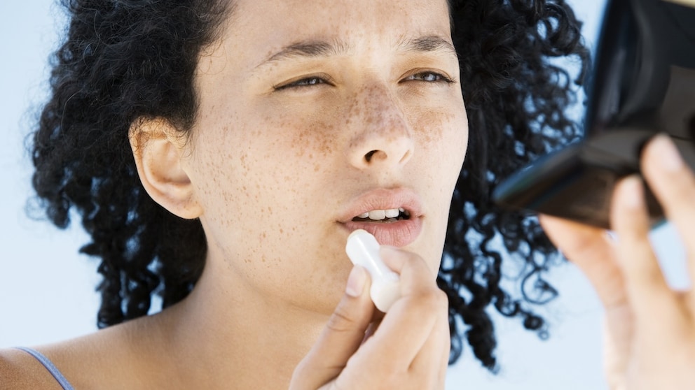 Klar, Lippenpflegestifte machen in erster Linie die Lippen schön. Aber schon gewusst, dass der Balsam auch bei Blasen an den Füßen helfen kann?