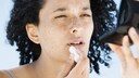 Klar, Lippenpflegestifte machen in erster Linie die Lippen schön. Aber schon gewusst, dass der Balsam auch bei Blasen an den Füßen helfen kann?