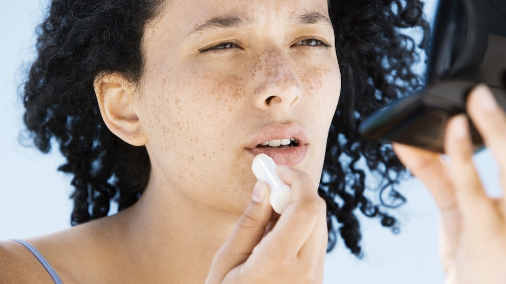 Klar, Lippenpflegestifte machen in erster Linie die Lippen schön. Aber schon gewusst, dass der Balsam auch bei Blasen an den Füßen helfen kann?