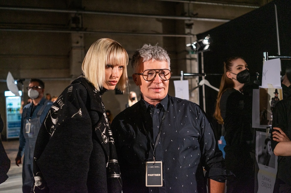 Kevin Murphy backstage Fashion Week mit Model