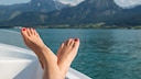 Füße mit rotem Nagellack vor See-Kulisse. Ich bin jetzt kein Fan von Füßen, aber das Foto macht Urlaubsfeeling und dort sieht es wirklich toll aus! Das ist übrigens ein See in St. Wolfgang in Österreich, für alle Reisebegeisterten