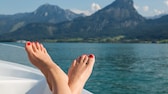 Füße mit rotem Nagellack vor See-Kulisse. Ich bin jetzt kein Fan von Füßen, aber das Foto macht Urlaubsfeeling und dort sieht es wirklich toll aus! Das ist übrigens ein See in St. Wolfgang in Österreich, für alle Reisebegeisterten