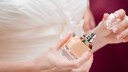 Braut mit Parfum in der Hand. Closeup