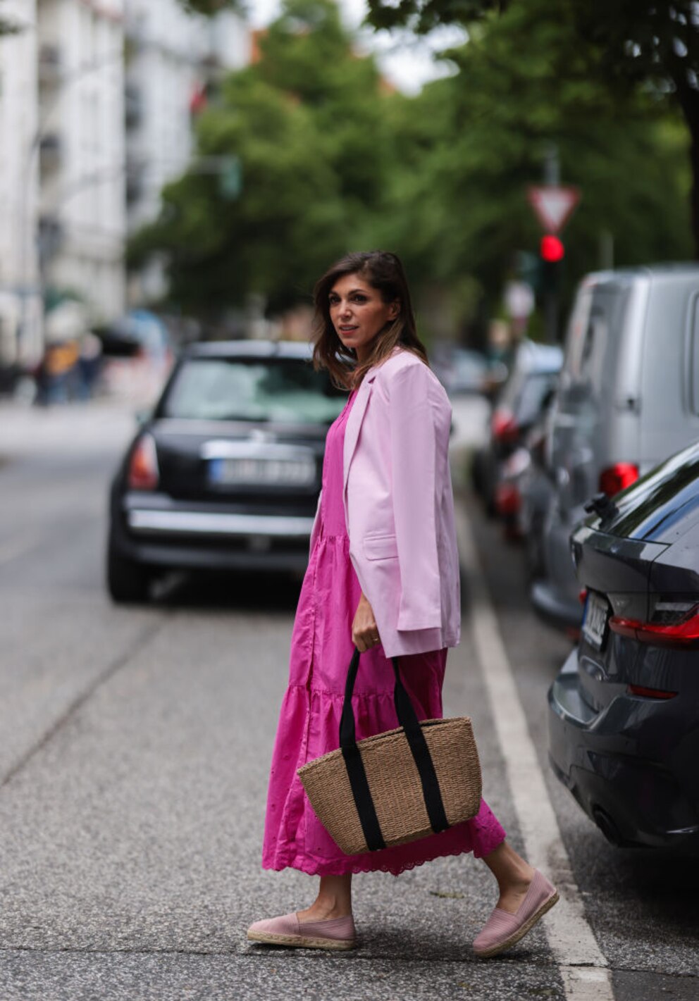 Wie wunderbar der Popeline-Stoff bei diesem pinkfarbenen Kleid schwingt