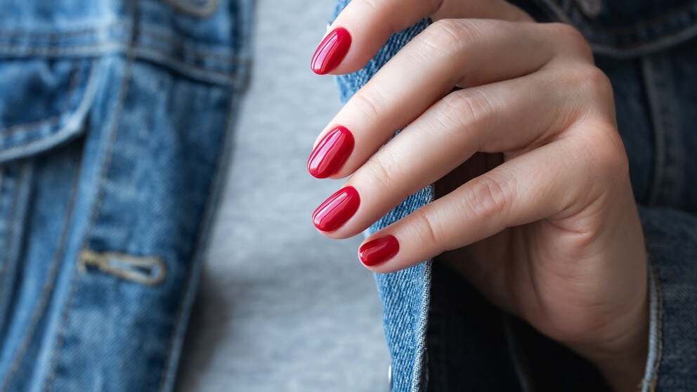 Perfekte Maniküre und das für zwei Wochen: Shellac macht es möglich, birgt aber auch so einige Probleme