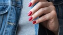 Perfekte Maniküre und das für zwei Wochen: Shellac macht es möglich, birgt aber auch so einige Probleme