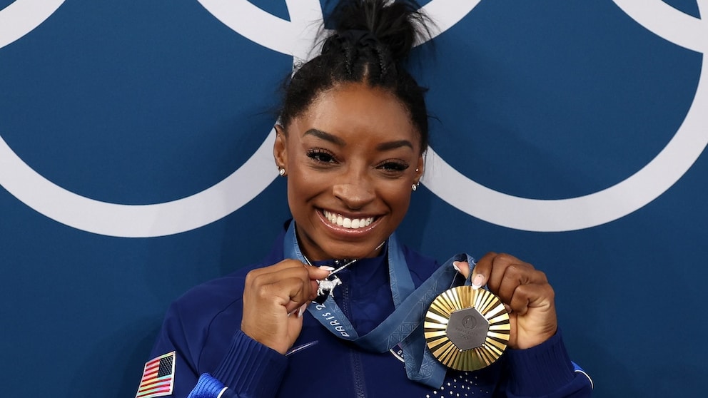 Simone Biles und ihre Kette mit Ziegenanhänger – GOAT steht im Englischen für Greatest Of All Time