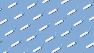 Viele Tampons auf hellblauem Hintergrund. Genauer betrachtet reichen die für etwa eine Periode...