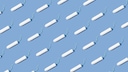 Viele Tampons auf hellblauem Hintergrund. Genauer betrachtet reichen die für etwa eine Periode...