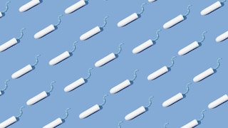 Viele Tampons auf hellblauem Hintergrund. Genauer betrachtet reichen die für etwa eine Periode...