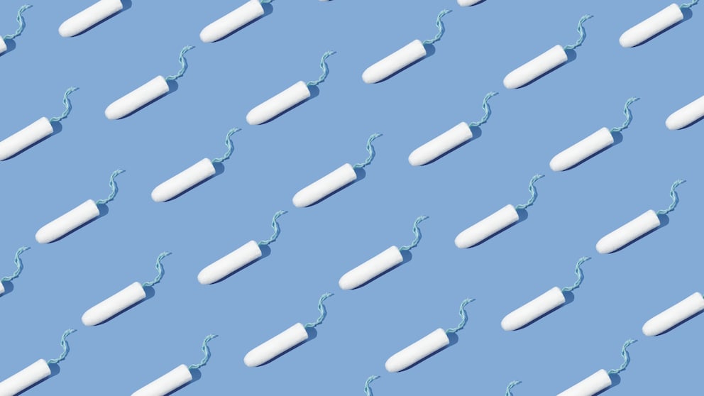 Viele Tampons auf hellblauem Hintergrund. Genauer betrachtet reichen die für etwa eine Periode...