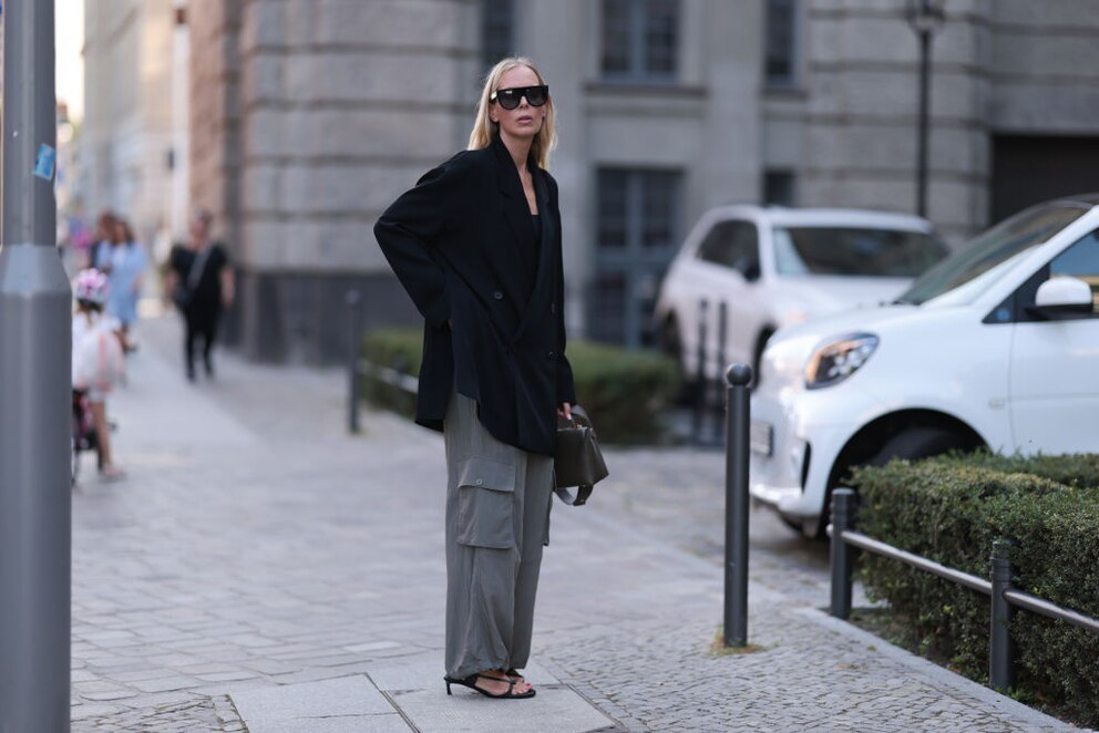 Frau in Cargohose und schwarzem Blazer. Business-Look. Streetstyle