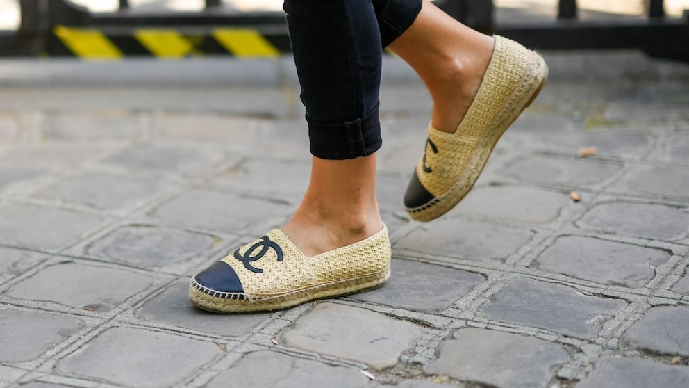 Espadrilles reinigen ist gar nicht so schwer! STYLEBOOK verrät, wie es geht.