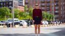 Frau im roten Cardigan Streetstyle New York Fashion Week
