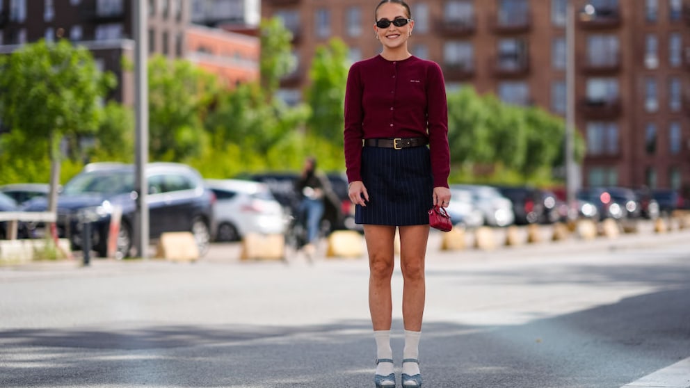 Frau im roten Cardigan Streetstyle New York Fashion Week