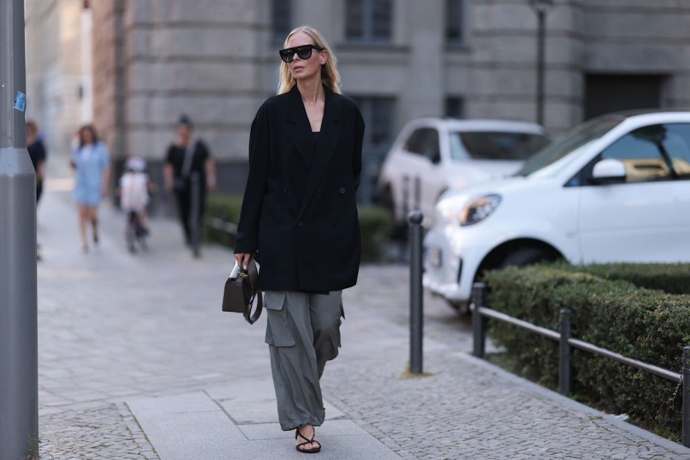 Streetstyle. Cargo Pants, schwarzer Oversize-Blazer, Heels