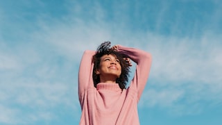 Frau vor Himmel. Sie sieht gesund, glücklich und ausgeglichen aus. Alles, was ich aktuell anstrebe. Ein gutes Lebensziel oder nicht?