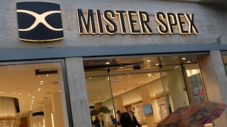 Jacquemus-Sonnenbrillen gibt es jetzt auch bei Mister Spex. Ob die neue Zusammenarbeit die Optikerkette retten kann?