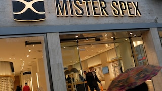 Jacquemus-Sonnenbrillen gibt es jetzt auch bei Mister Spex. Ob die neue Zusammenarbeit die Optikerkette retten kann?