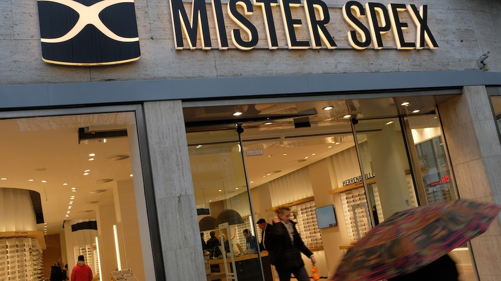 Jacquemus-Sonnenbrillen gibt es jetzt auch bei Mister Spex. Ob die neue Zusammenarbeit die Optikerkette retten kann?