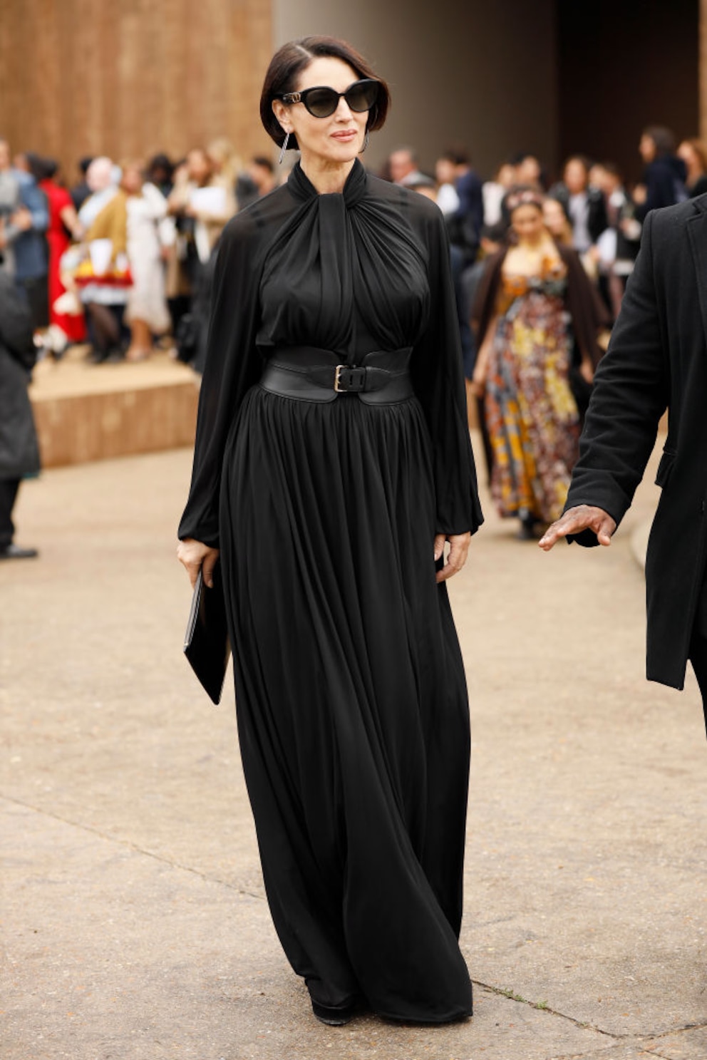 Monica Bellucci im schwarzen Kleid und Bob