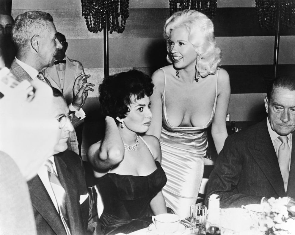 Sophia Loren und Jayne Mansfield auf dem ikonischen Foto