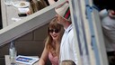 Taylor Swift hatte in ihrem Vichykaro-Kleid mit Freund Travis Kelce gut lachen