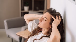 Eine Kopfmassage kann u. a. einer trockenen Kopfhaut entgegenwirken