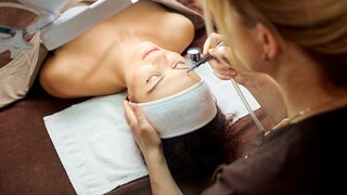Das neue Aquagold-Facial verspricht besonders effizient zu sein! STYLEOOK fragte bei einem Dermatologen nach.