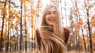 Frau mit langem blonden Haar, die bestimmt Biotin einnimmt