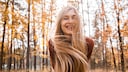Frau mit langem blonden Haar, die bestimmt Biotin einnimmt