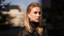 Blonde Frau mit braunem Make-up und braunem Pulli