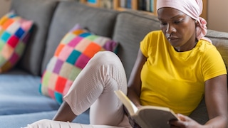Brustkrebs Bücher Frau liest auf Sofa