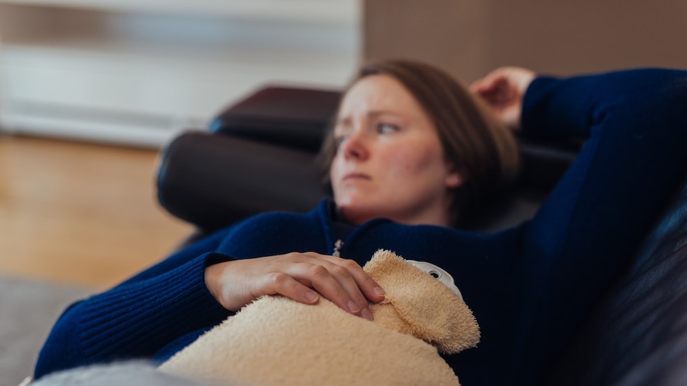Betroffene Frauen leiden bei Endometriose unter starken Schmerzen – ein neuer Ansatz verspricht Verbesserung