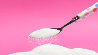 Beitragsbild entfernen
Zu viel Zucker wirkt sich negativ auf das Hautbild aus – doch was kann gegen Glykation helfen?