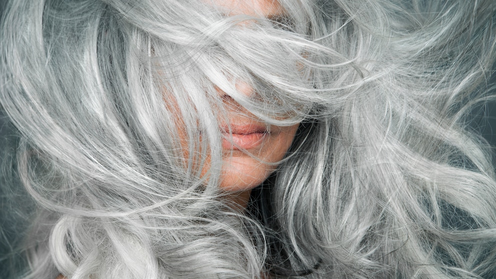 Graue Haare Frisur hier lang, lieber Lob