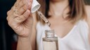 Ob als Serum, als Nahrungsergänzungsmittel oder als Injektion – Hyaluronsäure ist vielseitig anwendbar. Doch was kann der Wirkstoff?