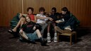 Pressefoto von Teenagern auf Couch in About You und Netflix Kollektion