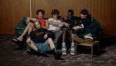 Pressefoto von Teenagern auf Couch in About You und Netflix Kollektion