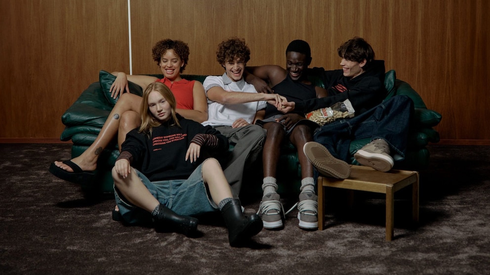 Pressefoto von Teenagern auf Couch in About You und Netflix Kollektion