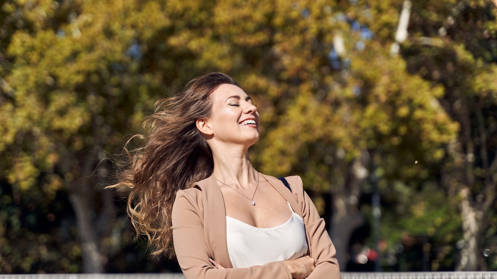 Für unbeschwertes und glanzvolles Haar und eine gesunde Kopfhaut soll Peeling-Shampoo sorgen. Doch was sagt die Dermatologin dazu?