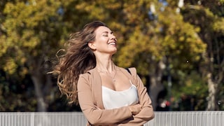 Für unbeschwertes und glanzvolles Haar und eine gesunde Kopfhaut soll Peeling-Shampoo sorgen. Doch was sagt die Dermatologin dazu?