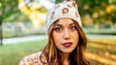 Frau mit Plum-Lippenstift im Park