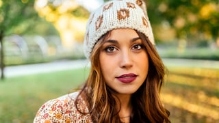 Frau mit Plum-Lippenstift im Park