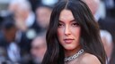 Rebecca Mir wie man sie kennt: Lange braune Haare und kein Pony in Sicht