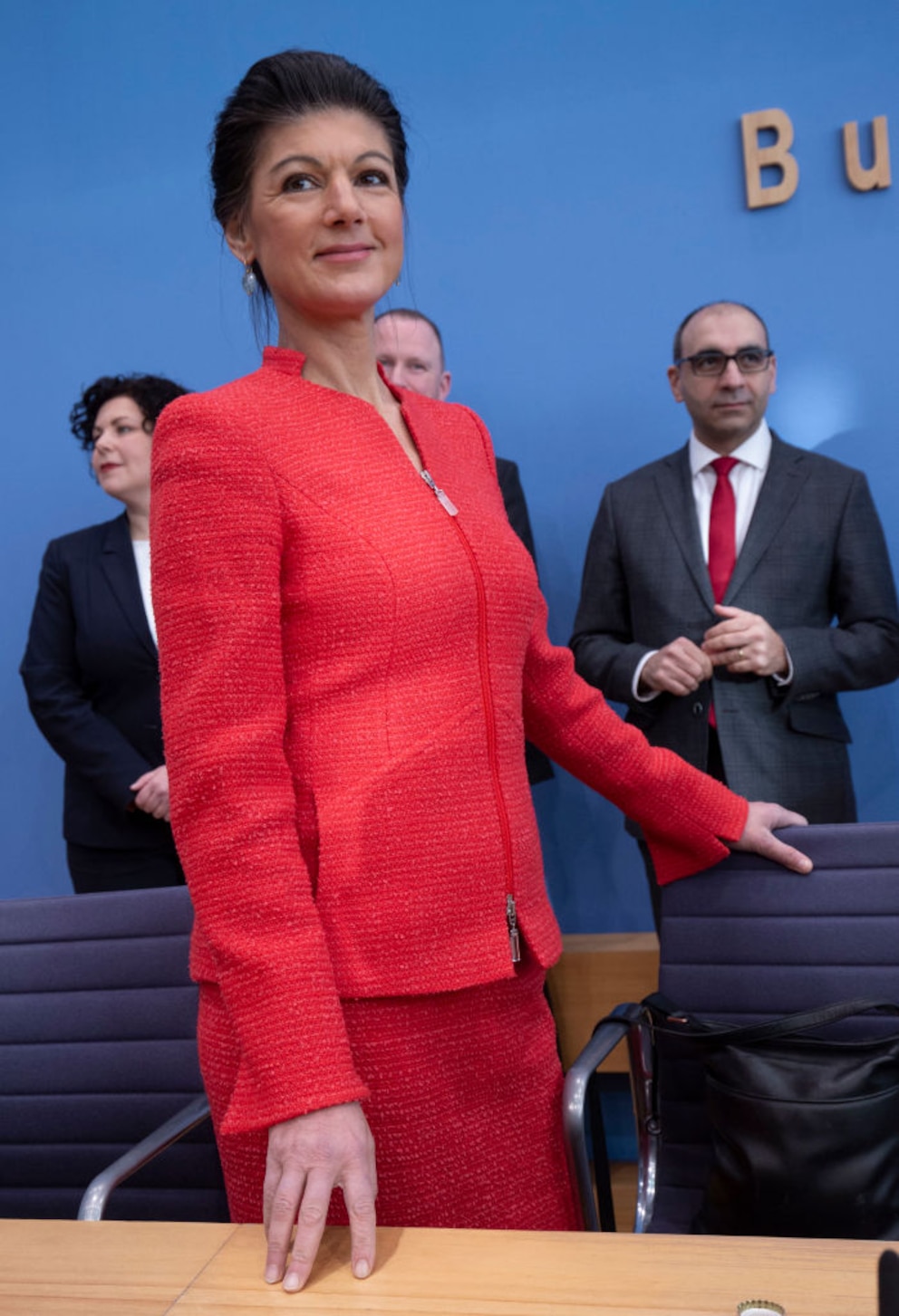 Sahra Wagenknecht in ihrer „Uniform“: Kostüm mit leichten Stehkragen, knalligen Farben und Hochsteckfrisur